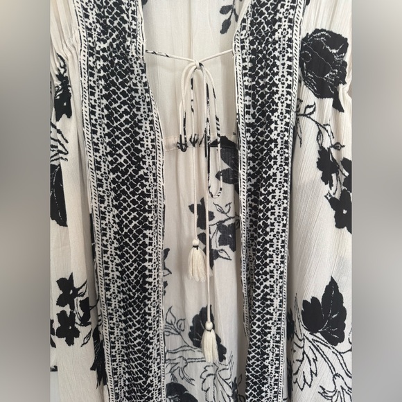 Billabong Sea the Sun Floral Kimono - Picture 3 of 9